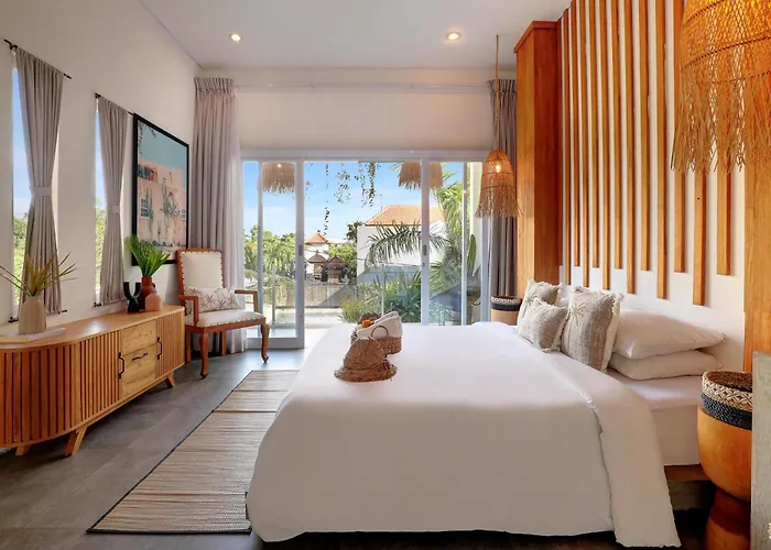 5 Min Walk To - Architect Designed Luxury - Private Butler & Breakfast Villa