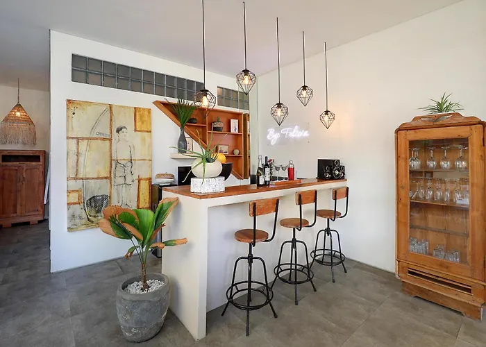 5 Min Walk To - Architect Designed Luxury - Private Butler & Breakfast Villa *
