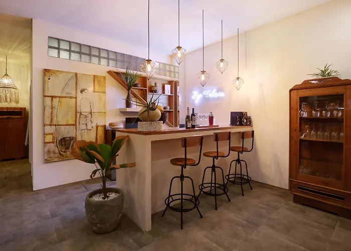 5 Min Walk To - Architect Designed Luxury - Private Butler & Breakfast *