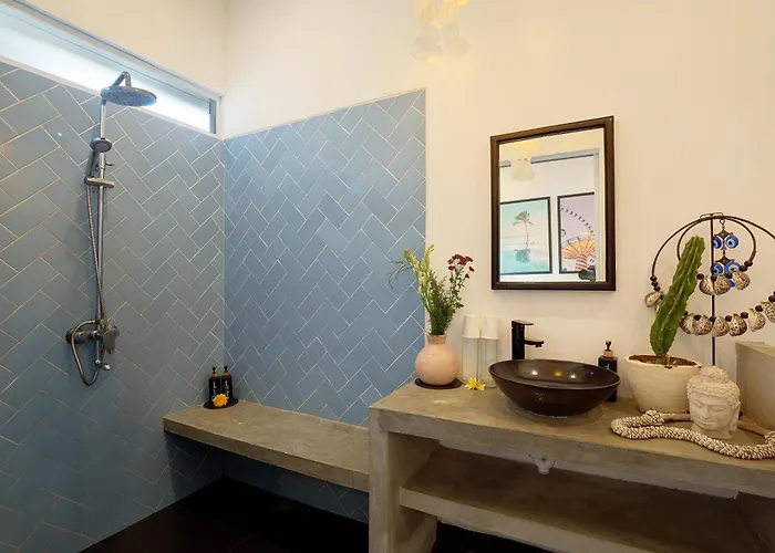 5 Min Walk To - Architect Designed Luxury - Private Butler & Breakfast Seminyak