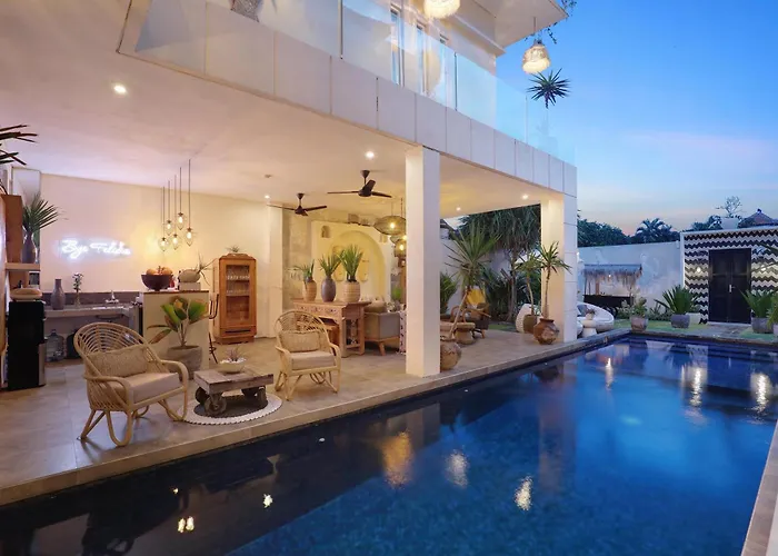 5 Min Walk To - Architect Designed Luxury - Private Butler & Breakfast Villa *