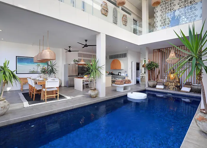 5 Min Walk To - Architect Designed Luxury - Private Butler & Breakfast * Seminyak