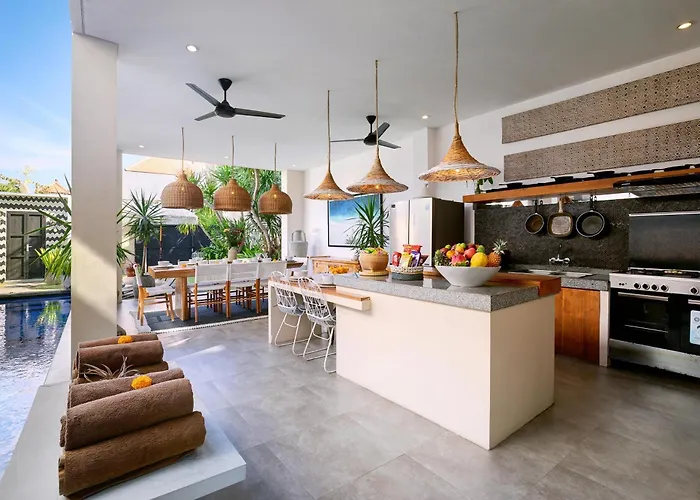 5 Min Walk To - Architect Designed Luxury - Private Butler & Breakfast Seminyak