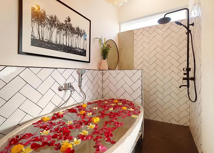 5 Min Walk To - Architect Designed Luxury - Private Butler & Breakfast Seminyak