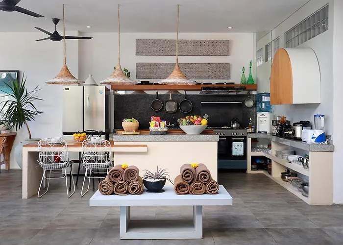 5 Min Walk To - Architect Designed Luxury - Private Butler & Breakfast
