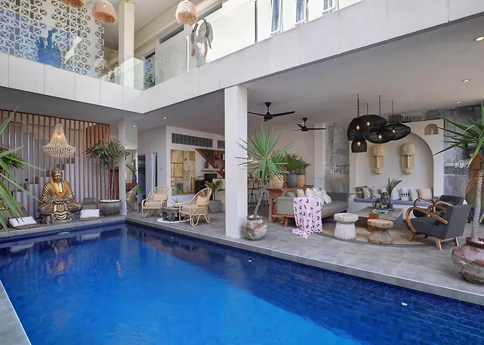 5 Min Walk To - Architect Designed Luxury - Private Butler & Breakfast Villa